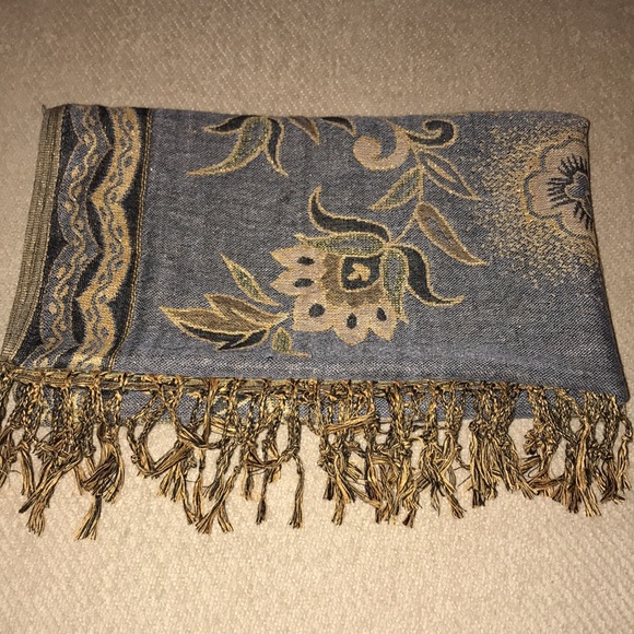 Woman’s Beautiful Paisley Pashmina - Picture 1 of 10